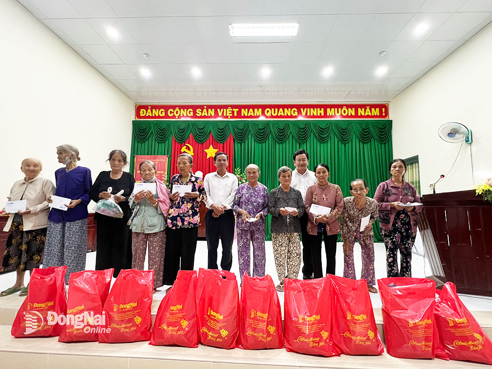 Lãnh đạo Báo Đồng Nai tặng quà cho người dân xã Phước Ngãi