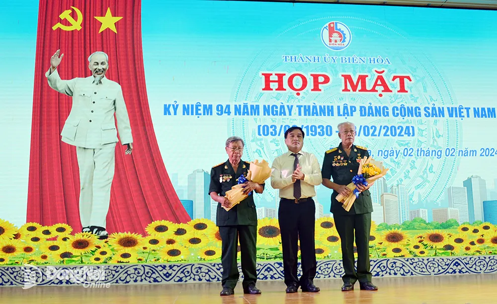 Bí thư Thành ủy Biên Hòa Hồ Văn Nam tặng hoa tri ân các anh hùng lực lượng vũ trang