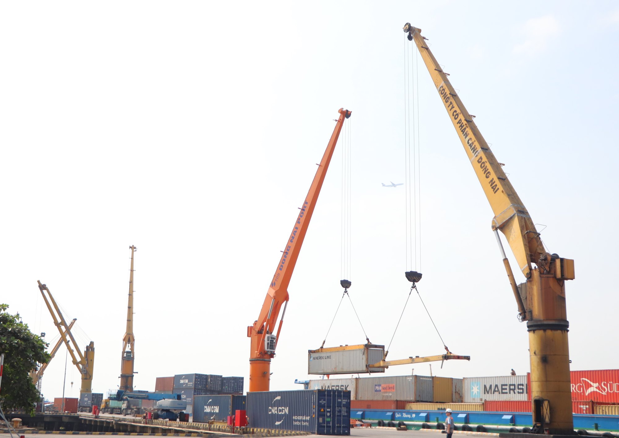 Hàng hóa xuất nhập khẩu được vận chuyển tại Cảng Đồng Nai