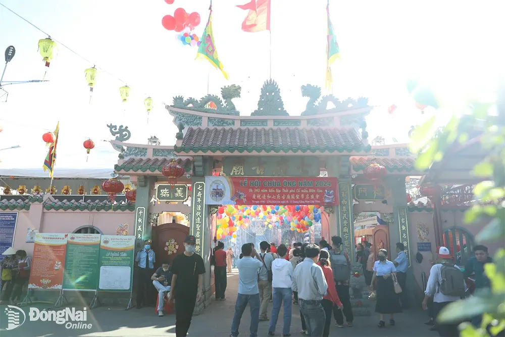 Người dân và du khách tham quan Lễ hội chùa Ông vào sáng 22-2 (nhằm ngày 13 tháng Giêng)

