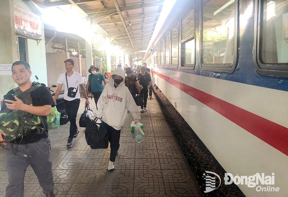 Hành khách đón tàu ở ga Biên Hòa trong dịp Tết Giáp Thìn 2024. (Ảnh: Lam Phương)
