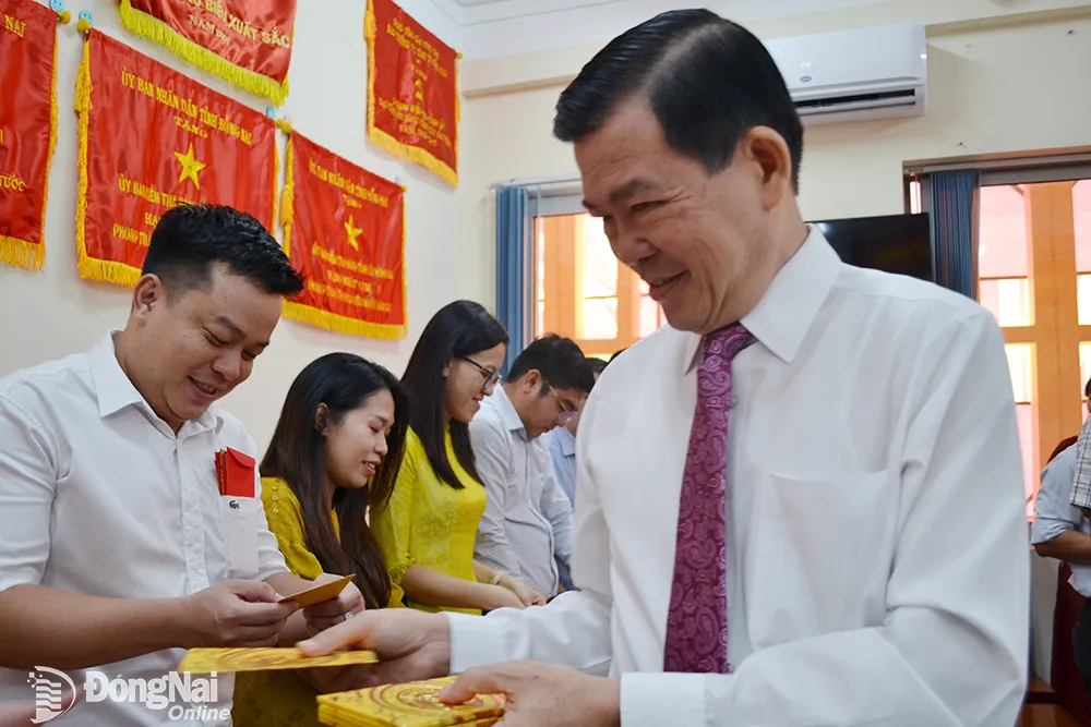 Bí thư Tỉnh ủy Nguyễn Hồng Lĩnh lì xì năm mới công chức các ban Đảng Tỉnh ủy