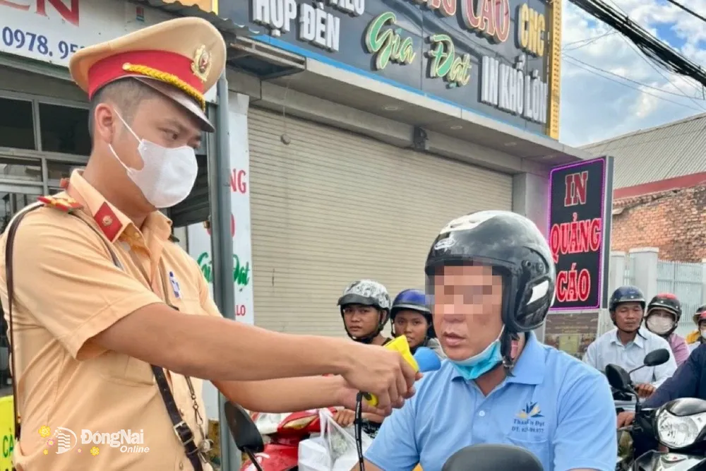 Lực lượng cảnh sát giao thông kiểm tra nồng độ cồn người lái xe máy trên quốc lộ 51 (TP.Biên Hòa). Ảnh: CTV