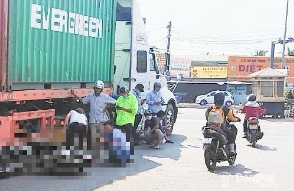 Xe đầu kéo va chạm xe máy tại ngã ba Nhơn Trạch làm một bé gái tử vong