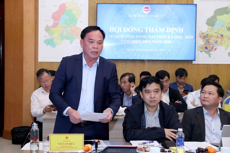 Quyền Chủ tịch Ủy ban nhân dân tỉnh Đồng Nai Võ Tấn Đức phát biểu tiếp thu, giải trình các ý kiến.