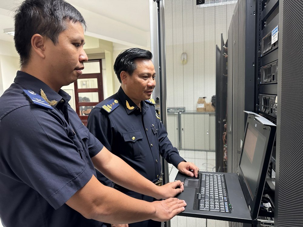 Cục trưởng  Cục HQĐN Lê Văn Thung (phải) kiểm tra hệ thống dữ liệu của ngành Hải quan