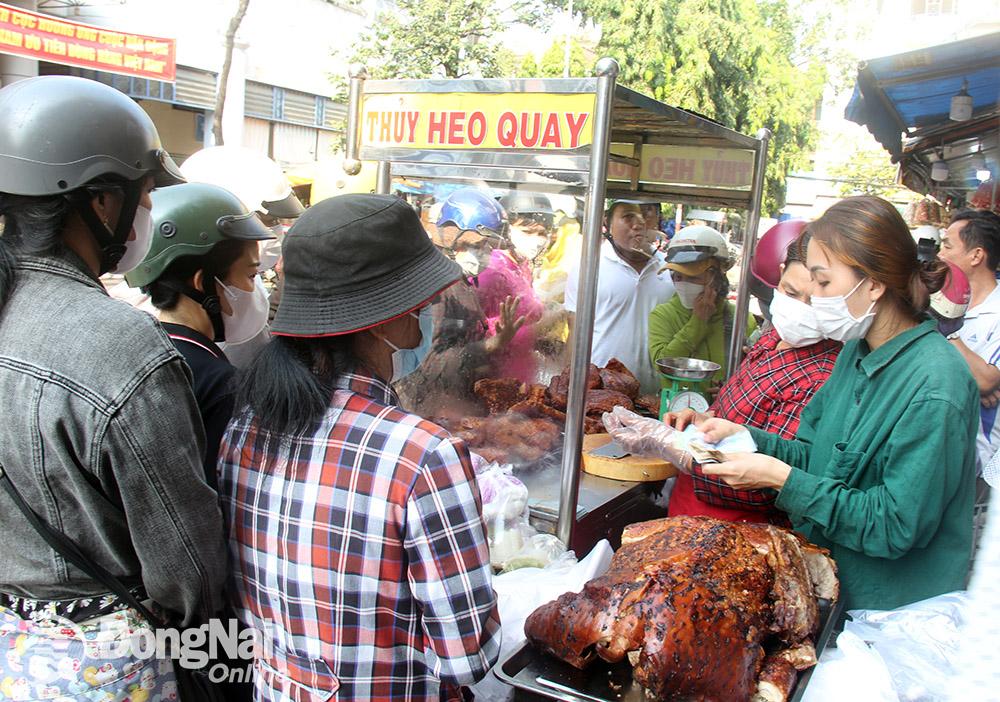 Người dân chờ mua thịt heo quay tại khu vực chợ Biên Hòa vào sáng mùng 10 tháng Giêng (dịp vía Thần Tài). (Ảnh: Hải Hà)