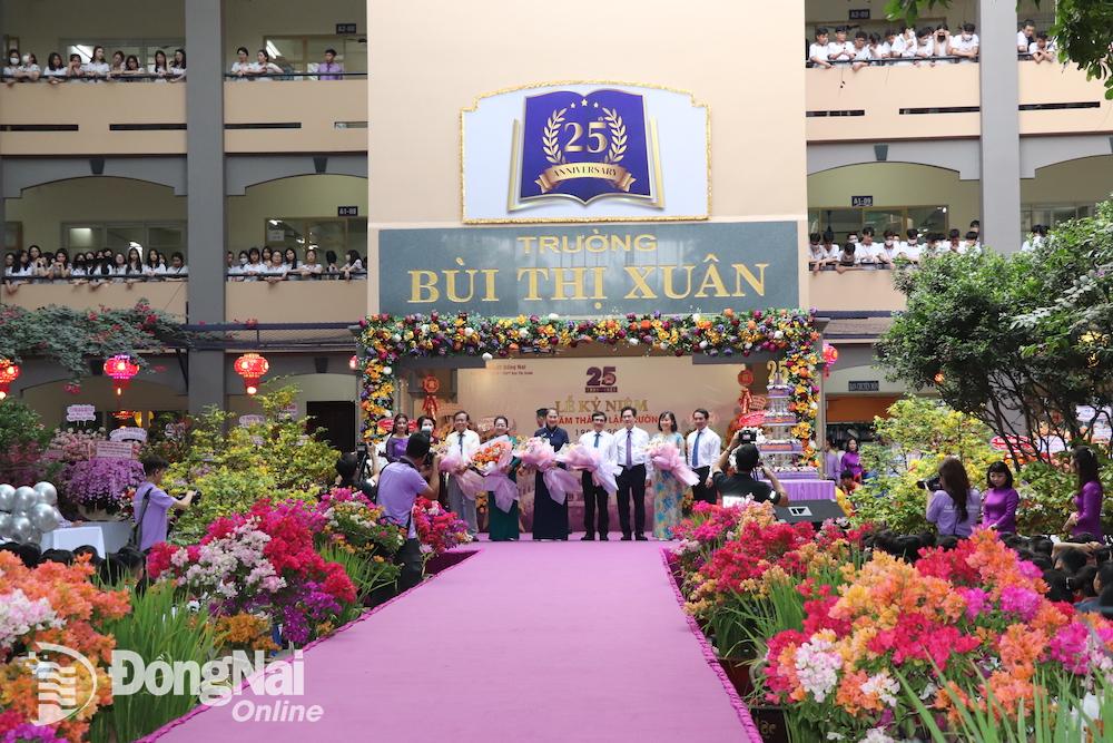 Lãnh đạo nhà trường tặng hoa tri ân lãnh đạo UBND tỉnh và Sở GD-ĐT