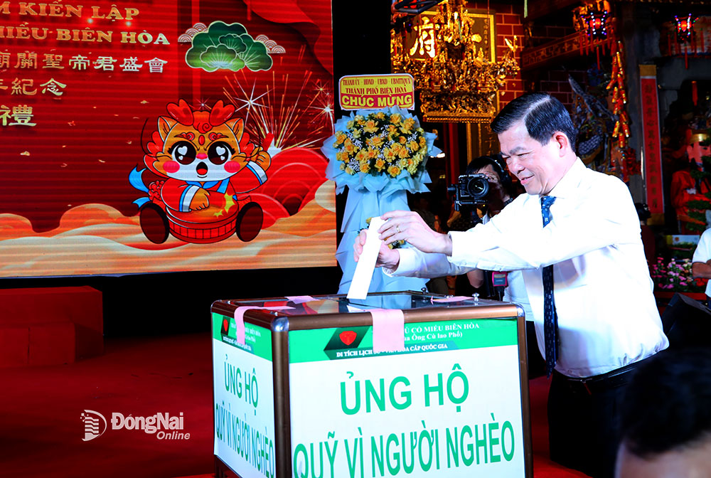 Bí thư Tỉnh ủy Nguyễn Hồng Lĩnh đóng góp quỹ vì người nghèo trong đêm khai mạc Lễ hội chùa Ông
