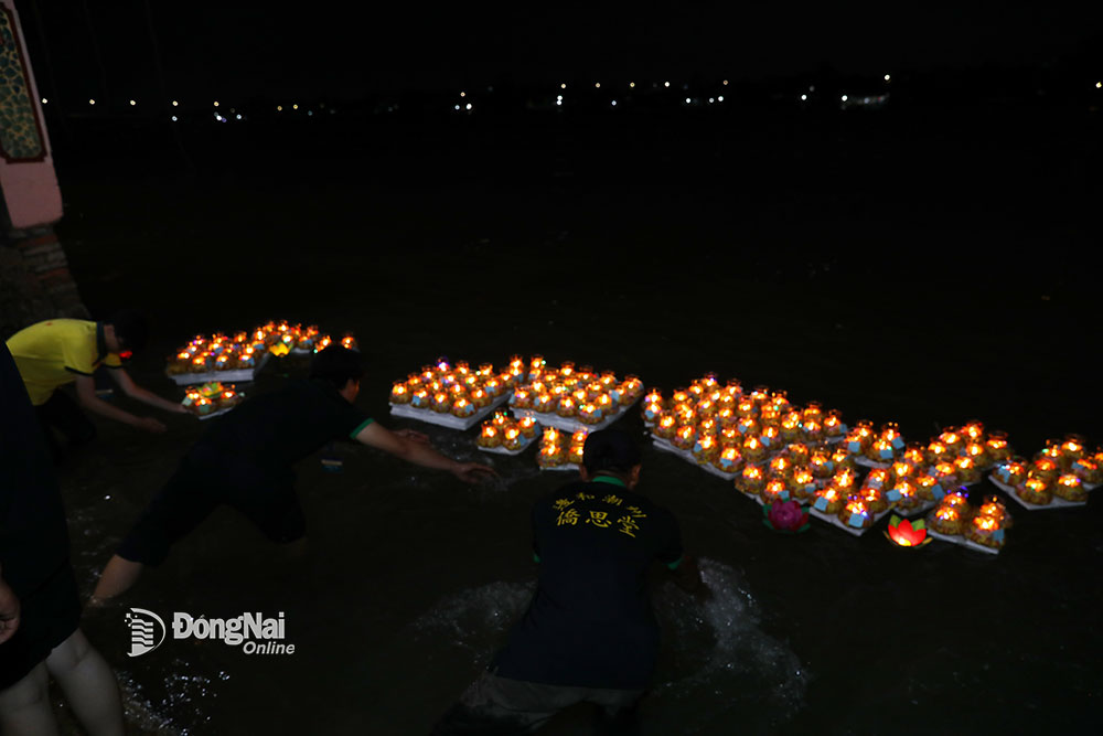Đèn hoa đăng trôi trên sông Đồng Nai