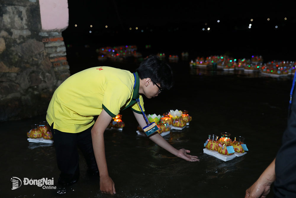 Thả đèn hoa đăng xuống sông Đồng Nai