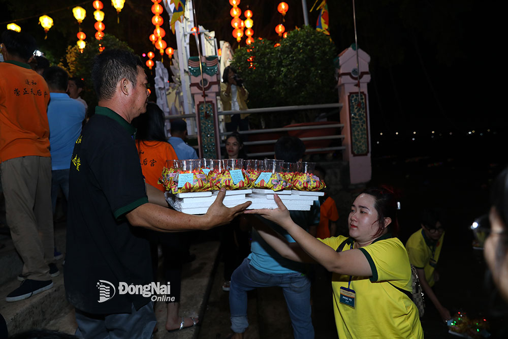 Ban tổ chức hỗ trợ du khách, người dân thả đèn hoa đăng xuống sông Đồng Nai