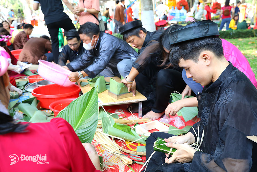 Các thầy cô giáo trường tiểu học Tam Phước 2 tham gia gói bánh