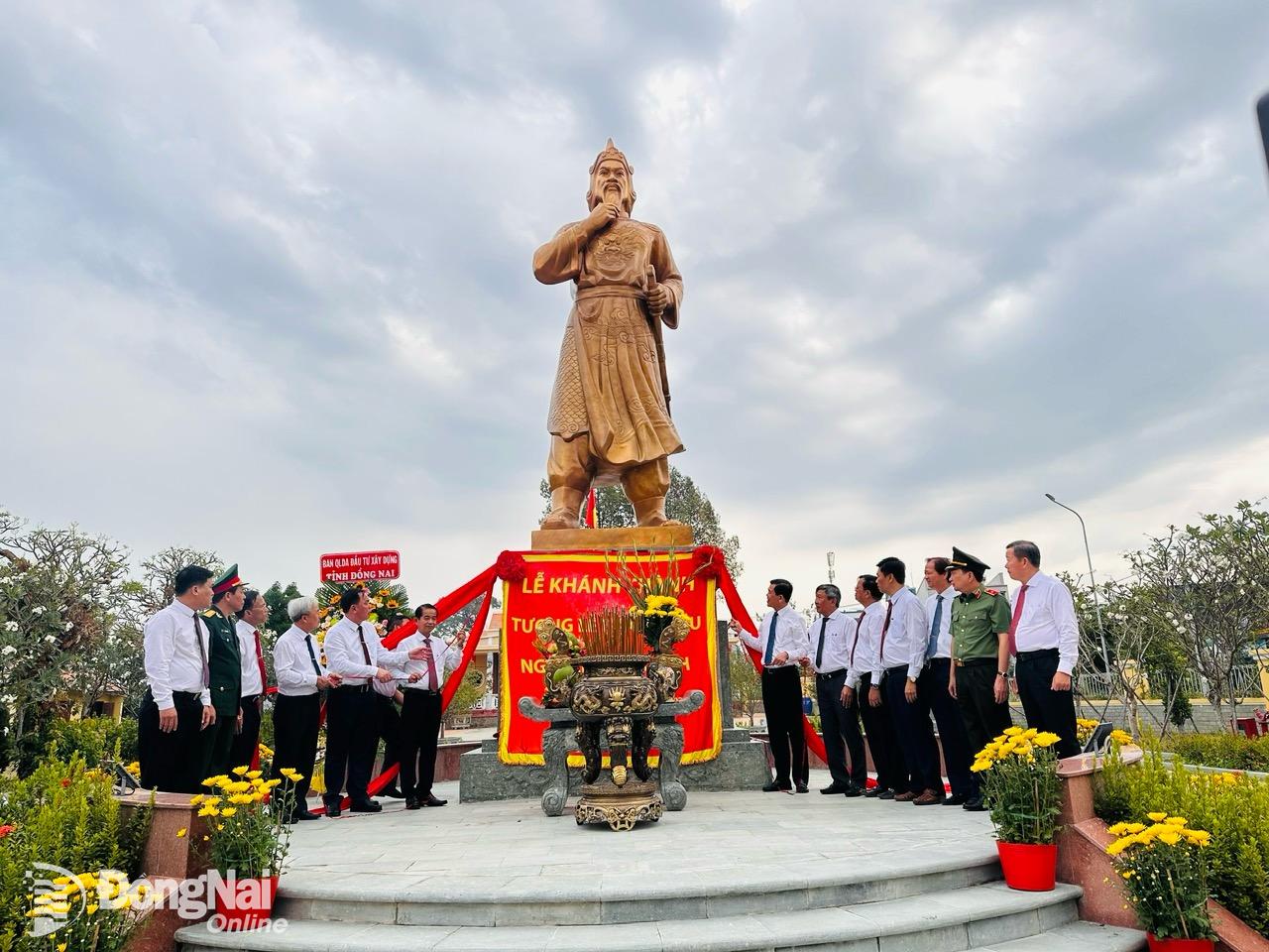 Bí thư Tỉnh ủy Nguyễn Hồng Lĩnh cùng các đại biểu kéo dây băng đỏ khánh thành tượng đài Lễ thành hầu Nguyễn Hữu Cảnh