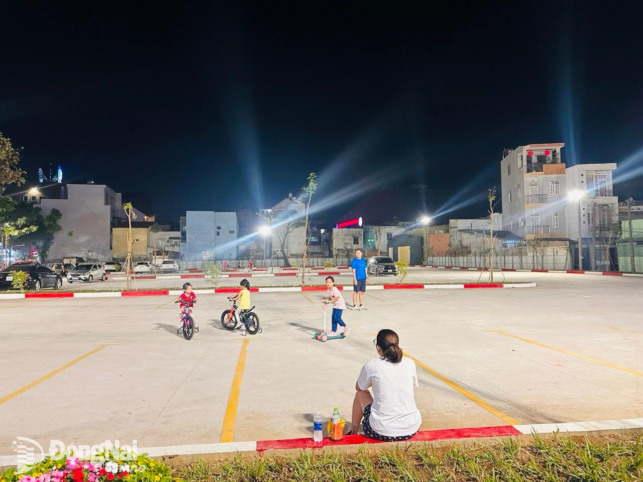 Nhiều gia đình đã cho con em đến vui chơi tại bãi đậu xe vào buổi tối