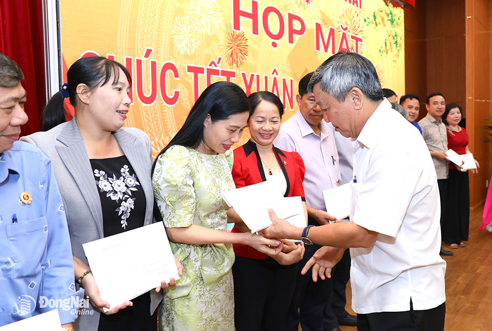 Phó bí thư thường trực Tỉnh ủy Hồ Thanh Sơn tặng quà tết cho các đơn vị 