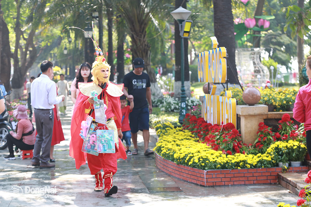 Một người hóa trang thành Tề Thiên Đại Thánh bán hàng tại đường hoa
