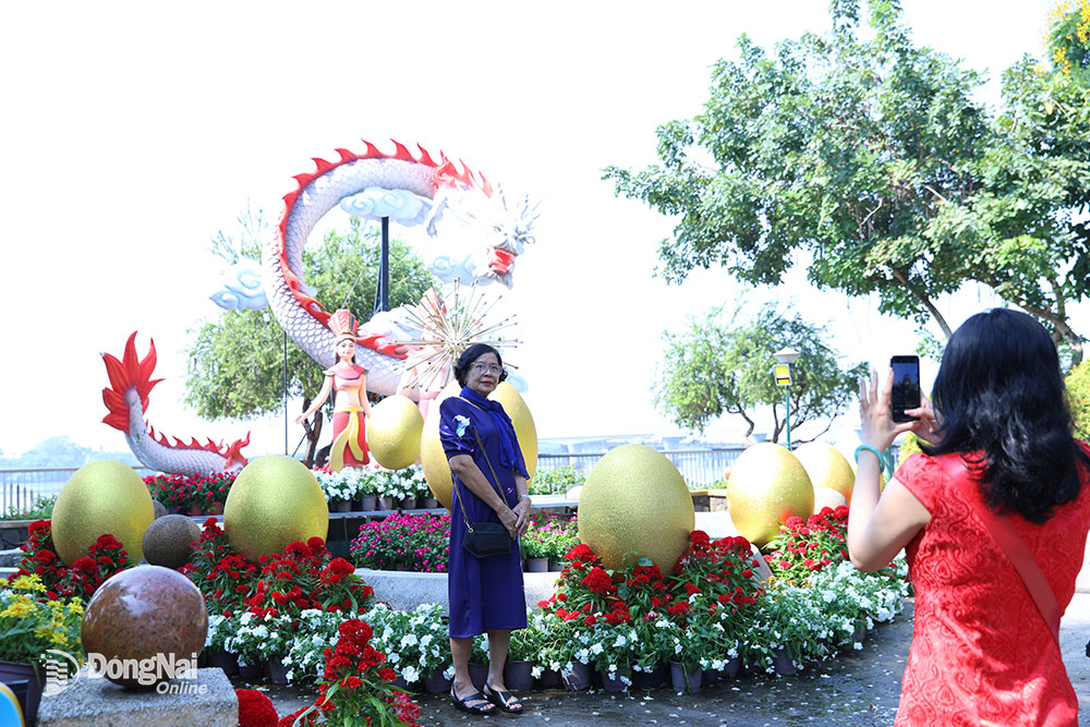 Du khách chụp hình lưu niệm tại dường hoa Nguyễn Văn Trị