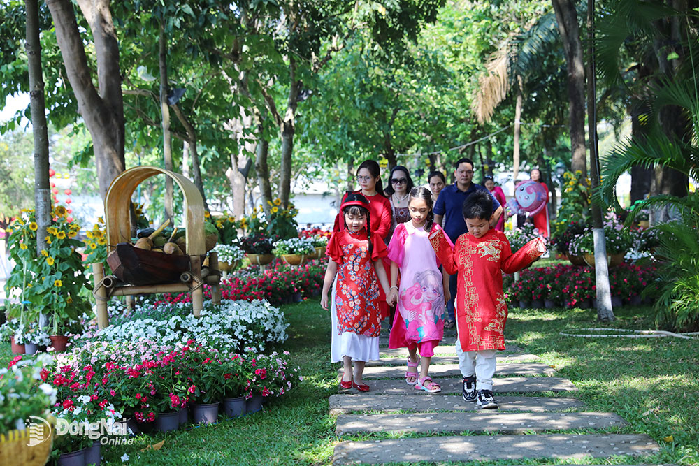 Các trẻ em theo gia đình tham quan đường hoa