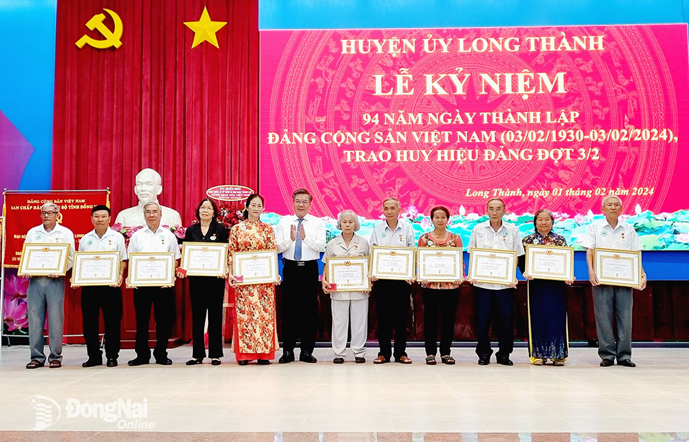 Ủy viên Ban TVTU, Bí thư Huyện ủy Long Thành trao huy hiệu Đảng cho các đảng viên