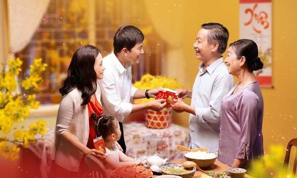 Giving away lucky money is a traditional Lunar New Year (Tet) custom. (Photo: Internet)
