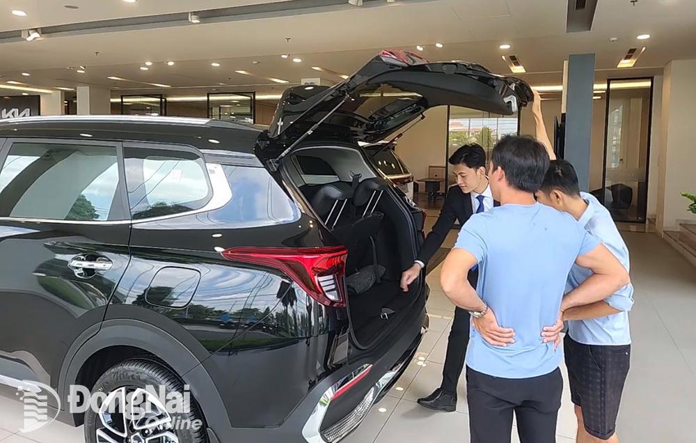 Người dân tham khảo các mẫu xe tại một showroom ô tô tại TP.Biên Hòa. (Ảnh: Hải Quân)