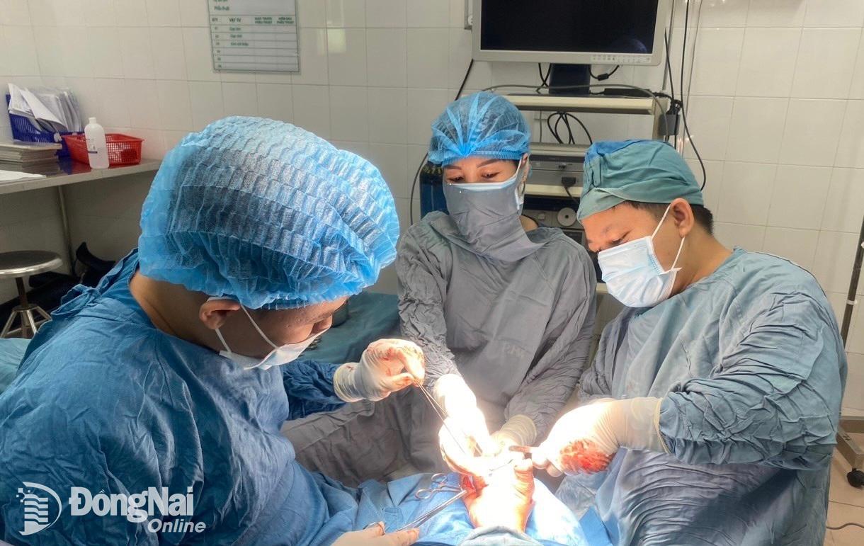 Các bác sĩ Bệnh viện Nhi đồng Đồng Nai thực hiện ca phẫu thuật cho bệnh nhân bị tai nạn do pháo nổ (ảnh: Bác sĩ cung cấp)