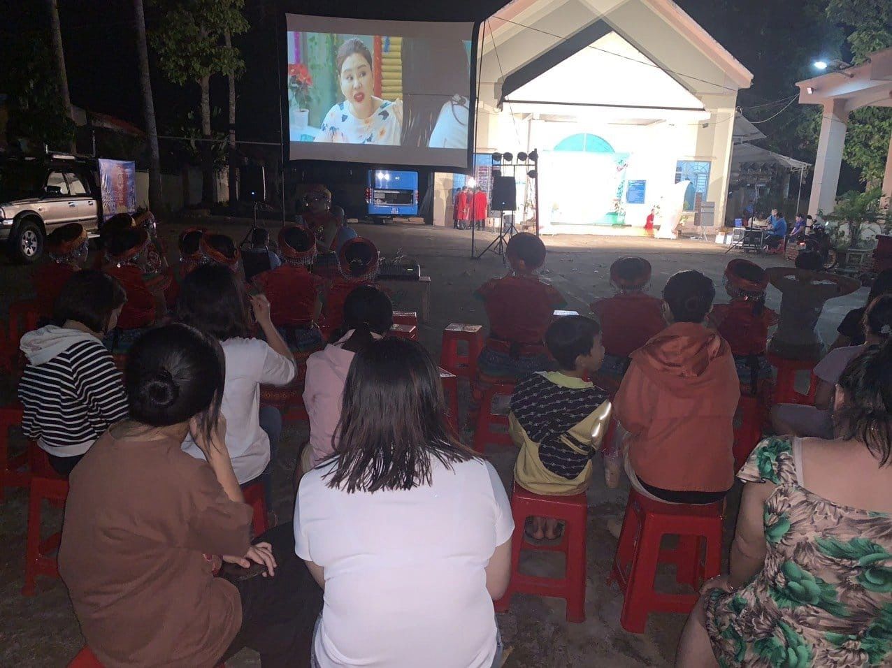 Người dân ở xã Mã Đà, H.Vĩnh Cửu xem chiếu phim lưu động Xuân Giáp Thìn 2024