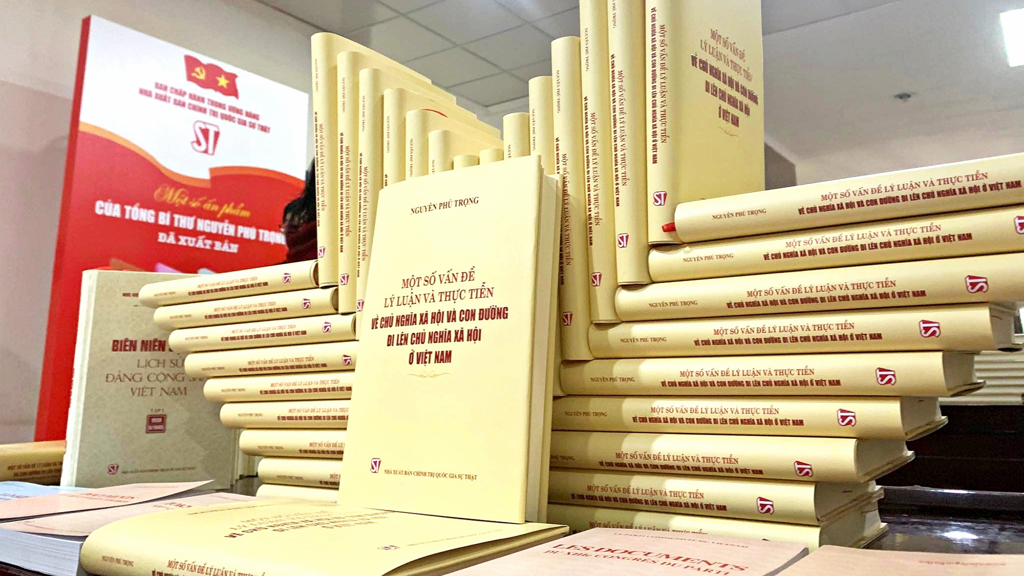 Cuốn sách “Một số vấn đề lý luận và thực tiễn về chủ nghĩa xã hội và con đường đi lên chủ nghĩa xã hội ở Việt Nam” của Tổng Bí thư Nguyễn Phú Trọng.