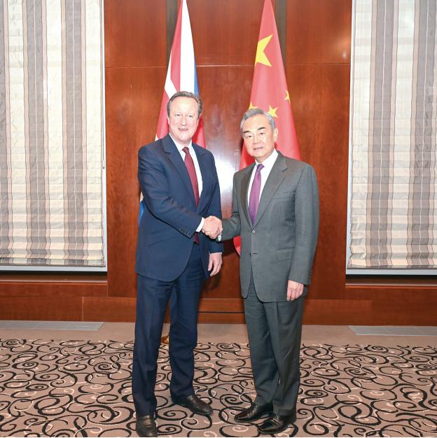 Ngoại trưởng Anh David Cameron (trái) và Bộ trưởng Ngoại giao Trung Quốc Vương Nghị trong cuộc gặp bên lề Hội nghị An ninh Munich ở Đức ngày 16-2-2024