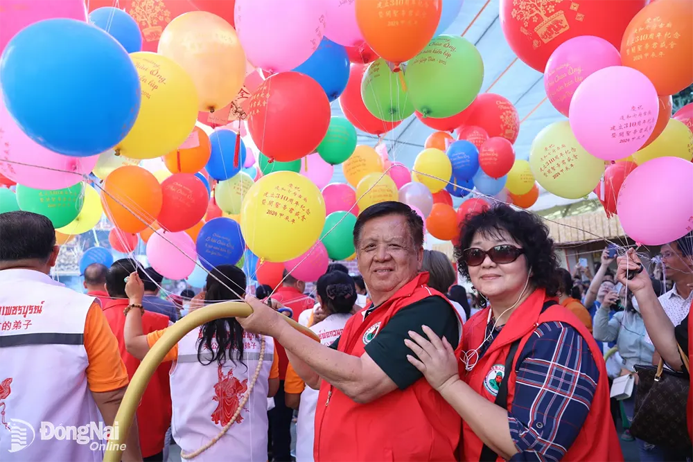 Người dân và du khách tham gia lễ thả phúc khí cầu, cầu cho quốc thái dân an trong Lễ hội chùa Ông năm 2024
