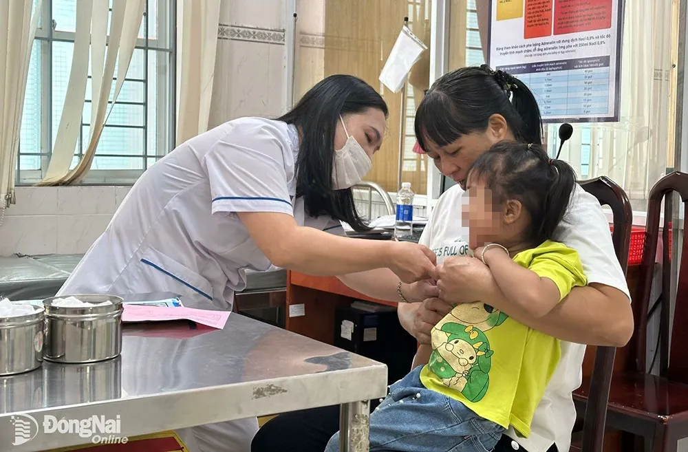 Tiêm vaccine phòng bệnh cúm cho trẻ tại Trung tâm Kiểm soát bệnh tật tỉnh