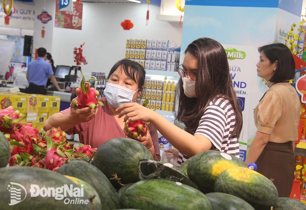 Người dân chọn mua các loại trái cây chưng Tết tại Co.opmart Biên Hòa. (Ảnh: Hải Hà)