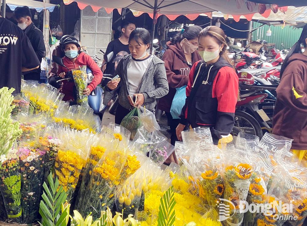 Người dân chọn mua các loại hoa chưng Tết tại chợ Phương Lâm (H.Tân Phú). (Ảnh: Hải Hà)