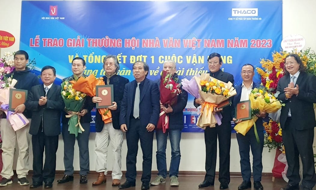 Nhà văn Nguyễn Một (thứ 3, từ phải qua) vinh dự đoạt giải thưởng ở lĩnh vực văn xuôi với tiểu thuyết Từ giờ thứ sáu đến giờ thứ chín 