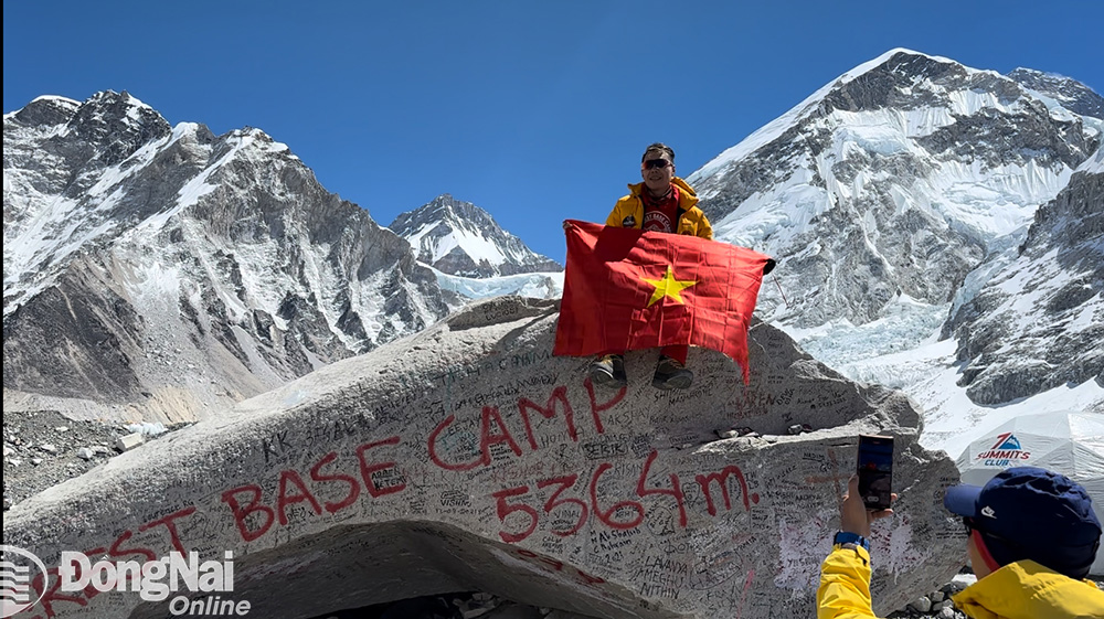 Trung Nghĩa vẫy cờ Việt Nam
tại Everest Base Camp