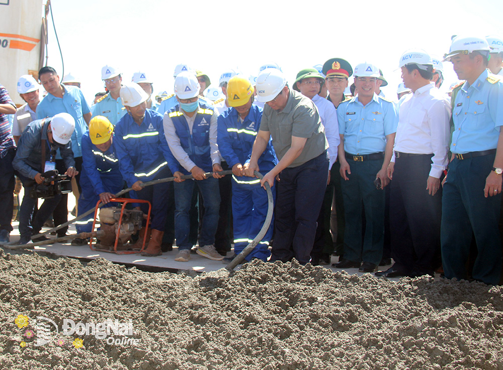 Thủ tướng Chính phủ Phạm Minh Chính cùng các công nhân quá trình đổ bê tông tại dự án sân bay Long Thành