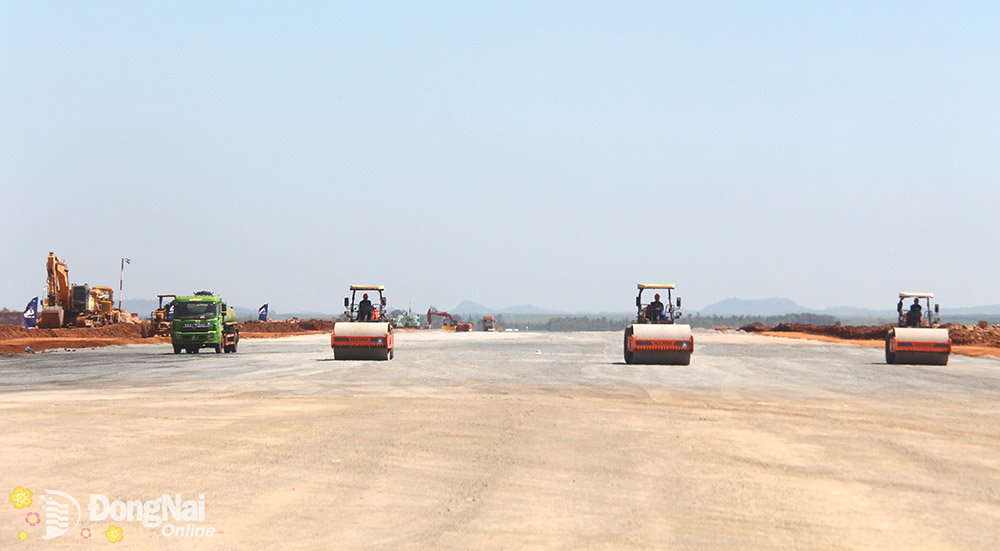 Hoạt động thi công hạng mục đường băng sân bay tại công trường Cảng hàng không quốc tế Long Thành. (Ảnh: Hải Quân)