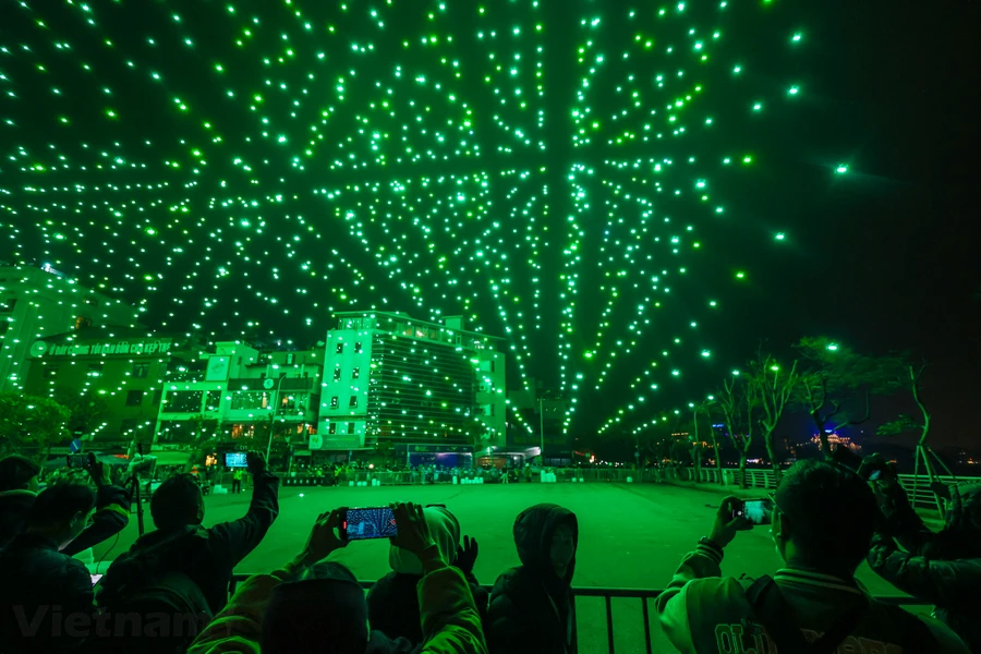 Đúng 23g30 ngày 9-2-2024, màn trình diễn ánh sáng nghệ thuật của 2.024 thiết bị bay không người lái đã chính thức diễn ra tại khu vực đường Nguyễn Đình Thi -  Trích Sài (gần ngã ba Văn Cao), Hồ Tây, Hà Nội. (Ảnh: Minh Sơn/Vietnam+)