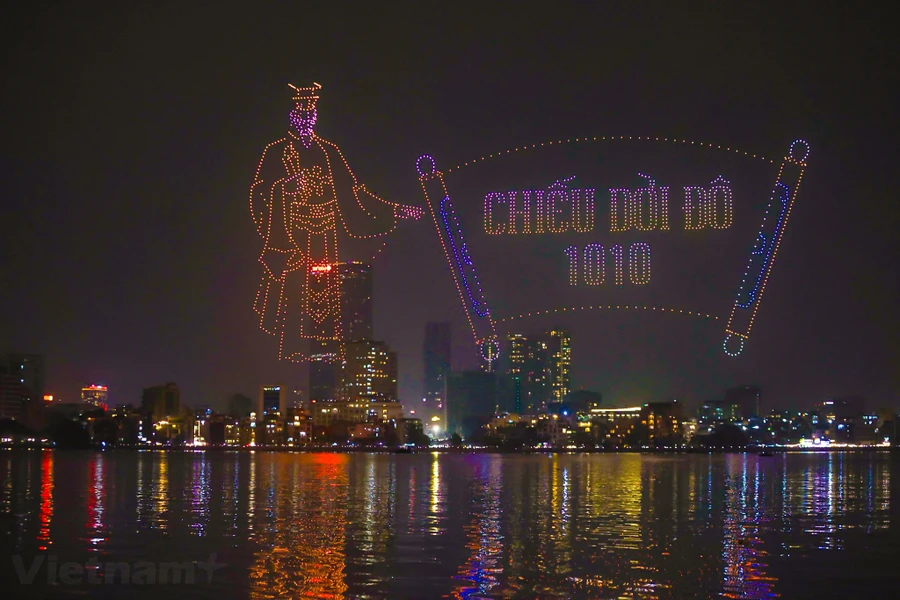 Màn trình diễn ánh sáng nghệ thuật bằng 2.024 thiết bị bay không người lái (drones) với chủ đề Một ngày kinh đô - Ngàn năm lịch sử. (Ảnh: Minh Sơn/Vietnam+)