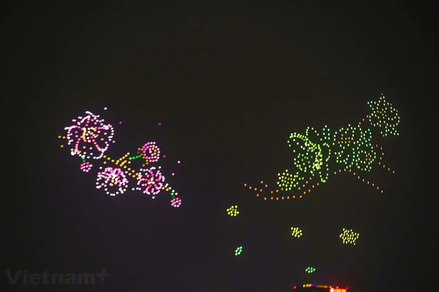 Mừng Xuân Giáp Thìn, UBND quận Tây Hồ tổ chức màn trình diễn ánh sáng nghệ thuật bằng 2.024 thiết bị bay không người lái (drones) mang tên gọi Lễ hội ánh sáng nghệ thuật Hà Nội - Rực rỡ Thăng Long
