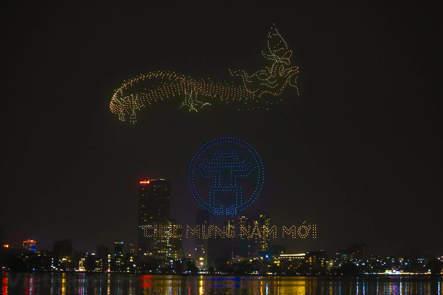 Biểu tượng rồng thời Lý bay lượn trên bầu trời, kết nối những hình ảnh đẹp nhất cùa vùng đất Thăng Long - Hà Nội. (Ảnh: Minh Sơn/Vietnam+)