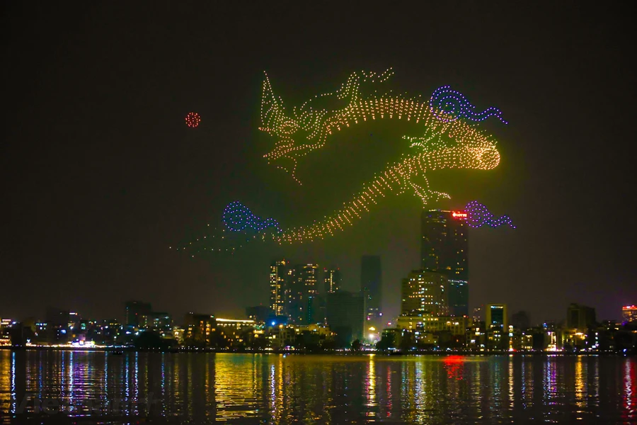 Công nghệ trình diễn drone nghệ thuật sẽ đưa người xem tới bữa tiệc ánh sáng, sắc màu đặc biệt trong đêm giao thừa. (Ảnh: Minh Sơn/Vietnam+)