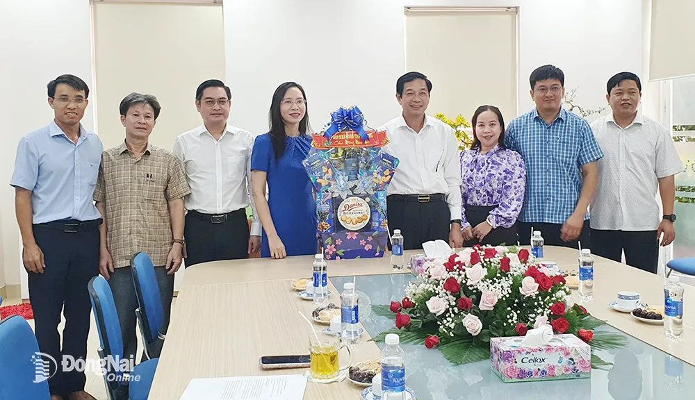 Phó chủ tịch UBND tỉnh Võ Văn Phi đã đến chúc tết, động viên lãnh đạo công ty cùng các công nhân khu xử lý làm việc xuyên tết