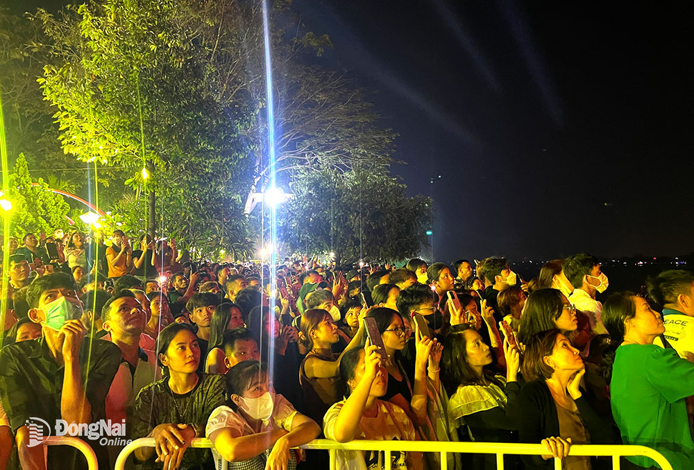 Đông đảo người dân Biên Hòa đến khu vực công viên Nguyễn Văn Trị xem bắn pháo hoa vào đêm giao thừa Xuân Giáp Thìn 2024