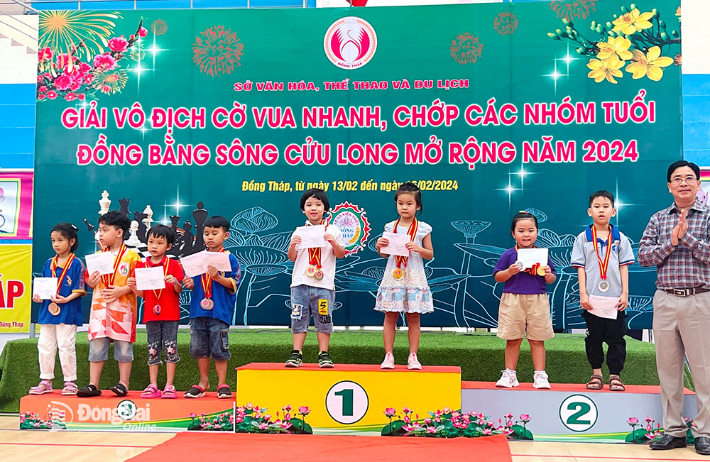 Đôi VĐV Nguyễn Phạm Lam Thư - Nguyễn Phạm Bích Ngọc trên bục nhận HCV đồng đội nữ lứa tuổi 6 nội dung cờ chớp 