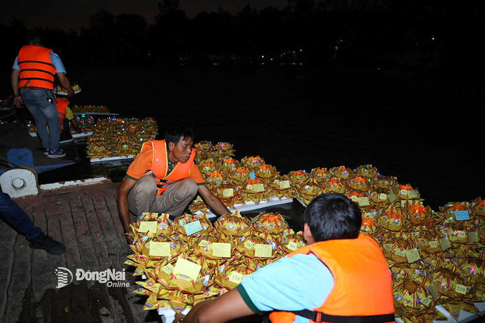 Ban tổ chức thả đèn hoa đăng ở giữa sông Đồng Nai