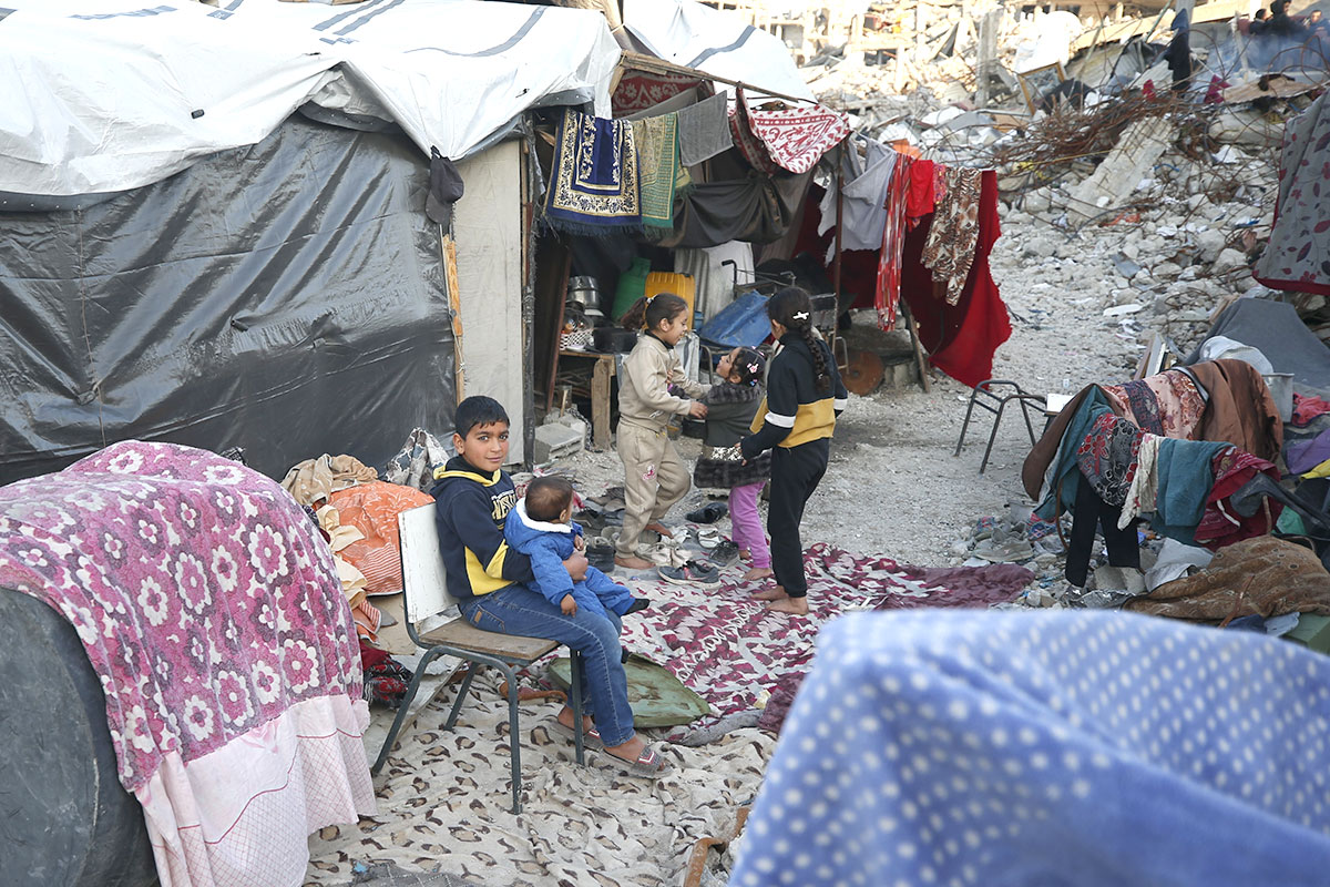 Người dân Palestine tại trại tị nạn Jabalia, Dải Gaza, ngày 14-2-2025. Ảnh: THX/TTXVN