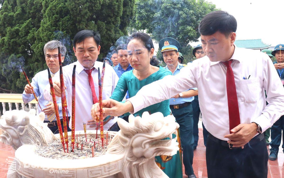 Dâng hương viếng liệt sĩ và nhiều hoạt động trong hội trại tòng quân năm 2025