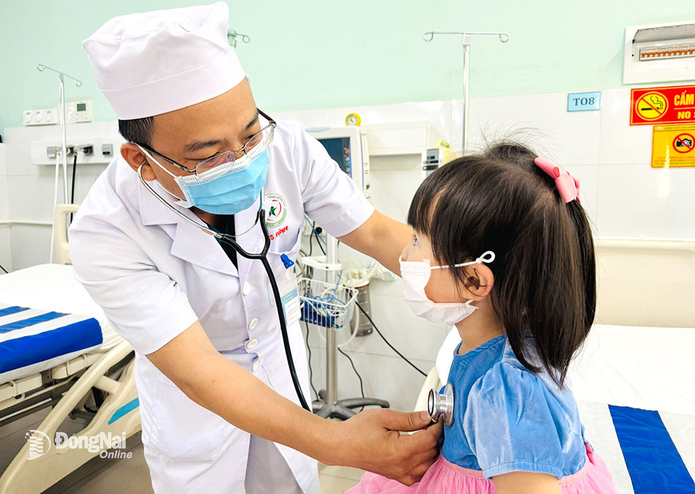 Bác sĩ Ngô Như Định, Trưởng khoa Khám bệnh - cấp cứu, Bệnh viện Nhi đồng Đồng Nai, kiểm tra chức năng tim, phổi cho một bệnh nhi vào viện cấp cứu. Ảnh: H.Dung